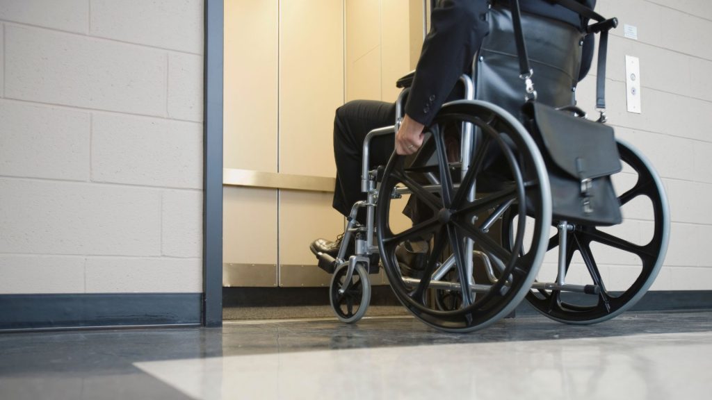 Behindertengerechter Aufzug – Anforderungen, Maße und Kosten